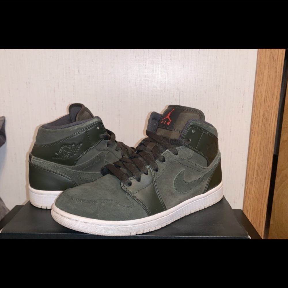 Air Jordan 1 mid “ olive green “